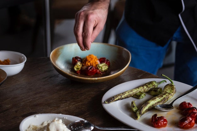 Szef kuchni pracujący nad daniem